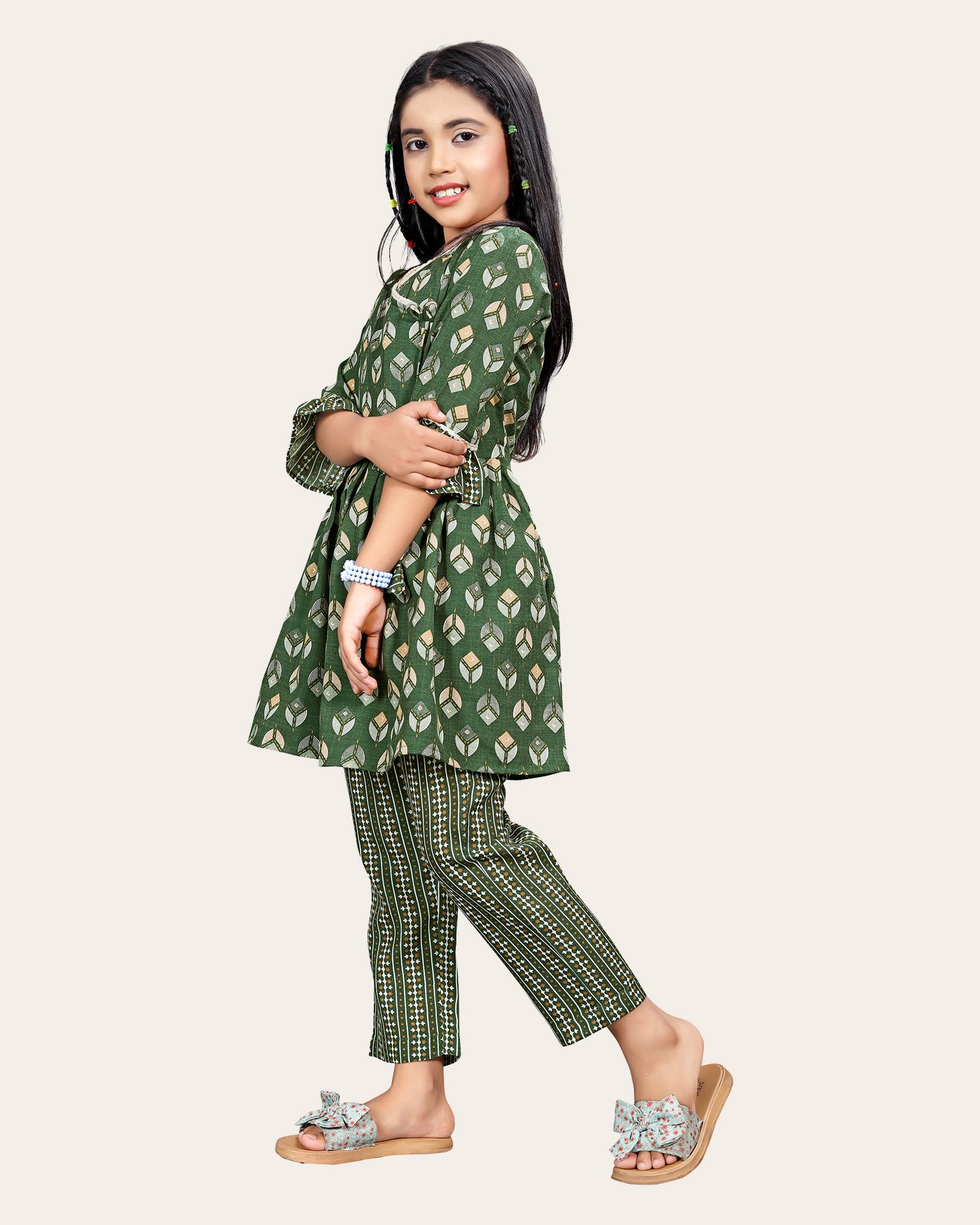 Kaaludii Girls Casual Kurta and Trouser Set