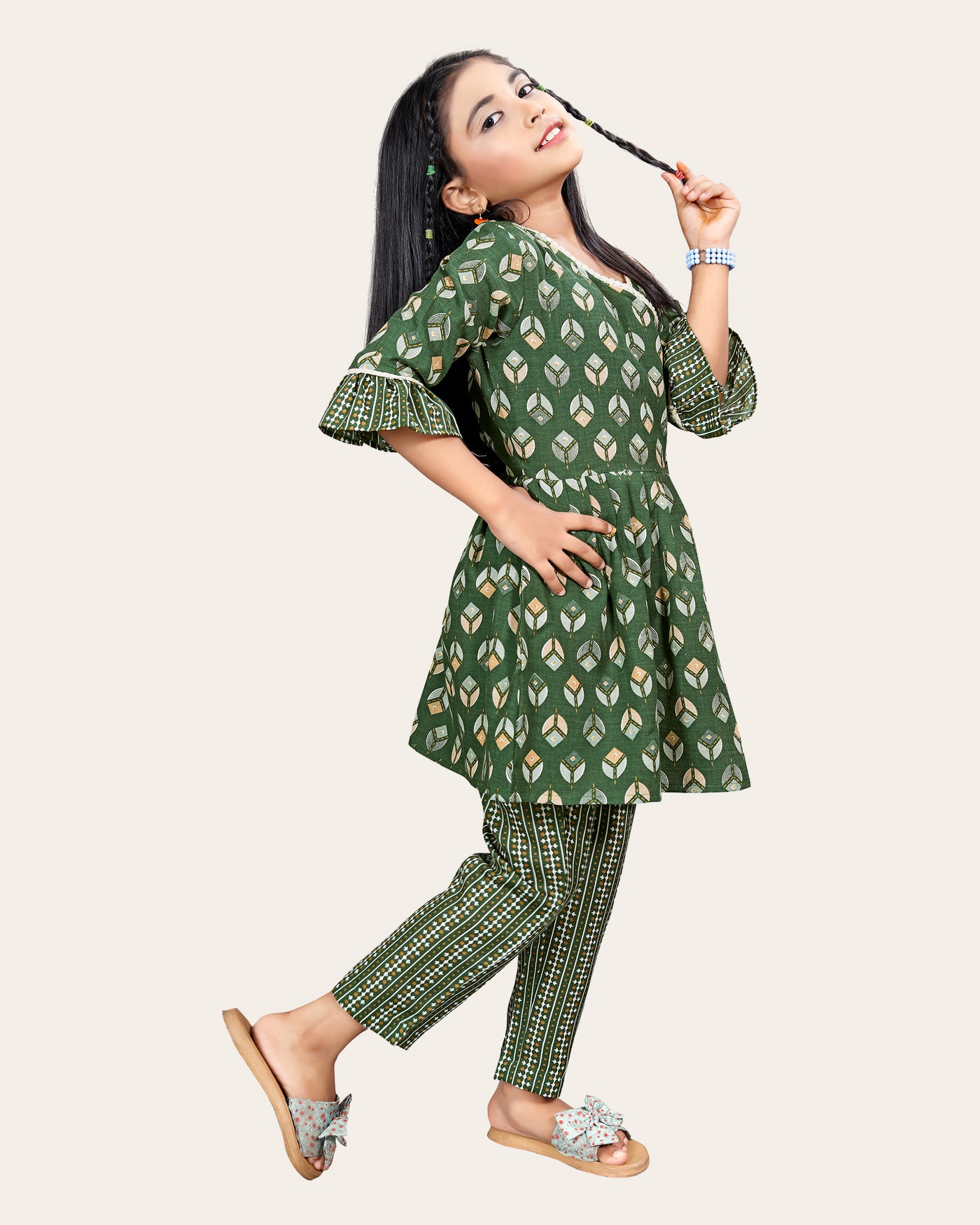 Kaaludii Girls Casual Kurta and Trouser Set